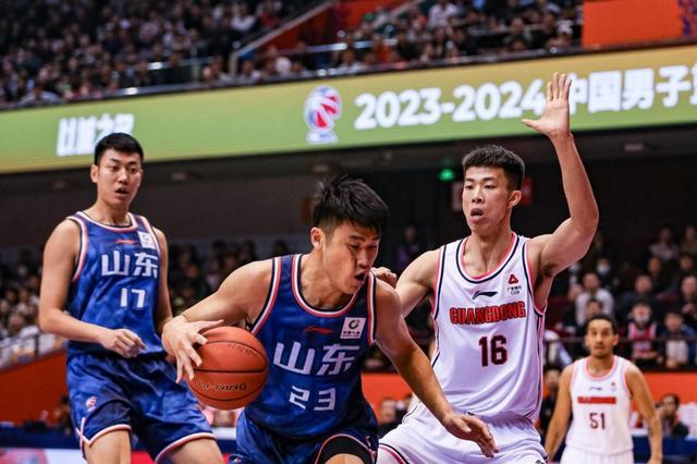 关于山东男篮成功击败四川男篮，取得关键胜利的信息