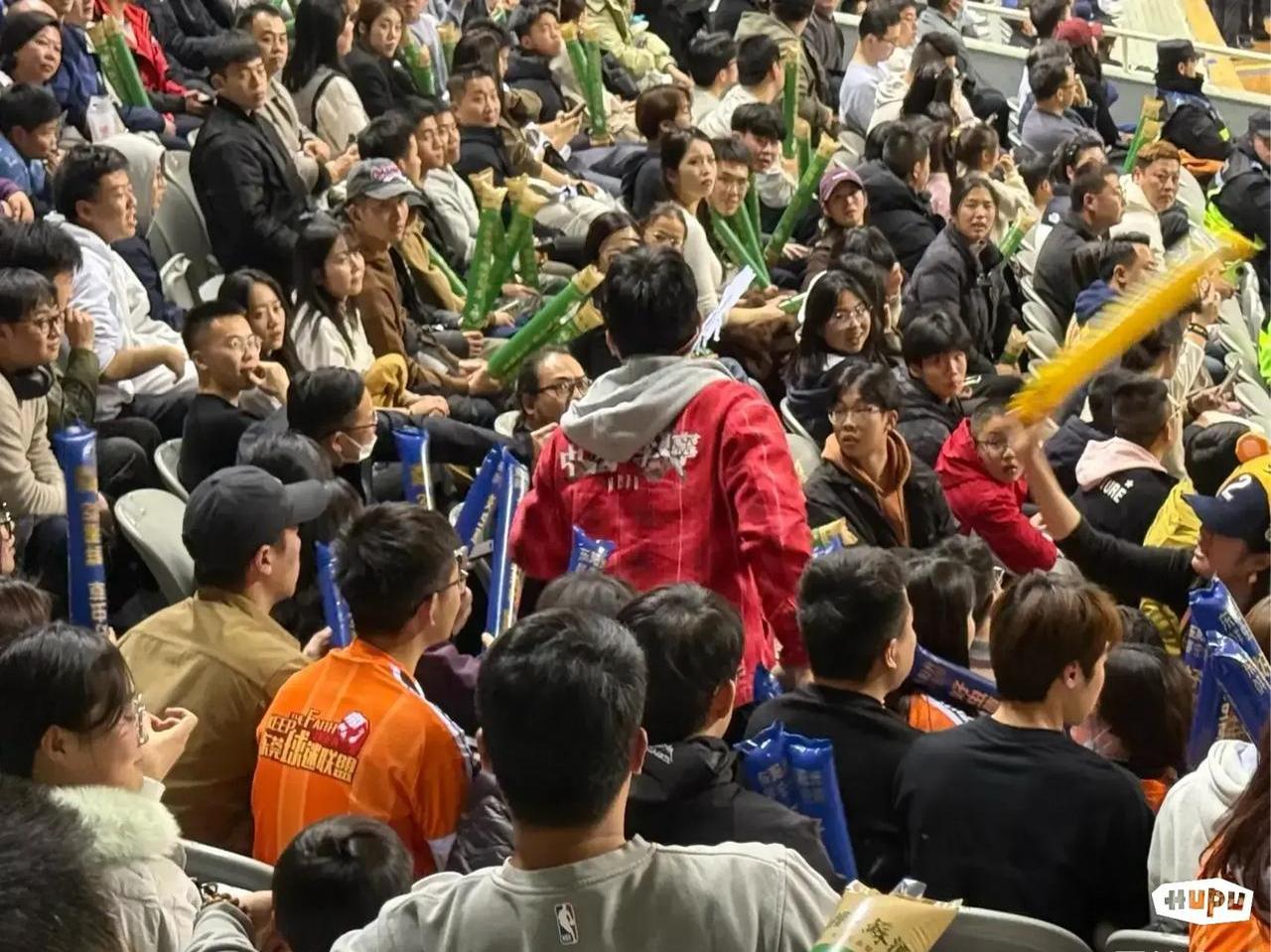 比赛中球迷狂欢场面壮观，球场气氛热烈的简单介绍
