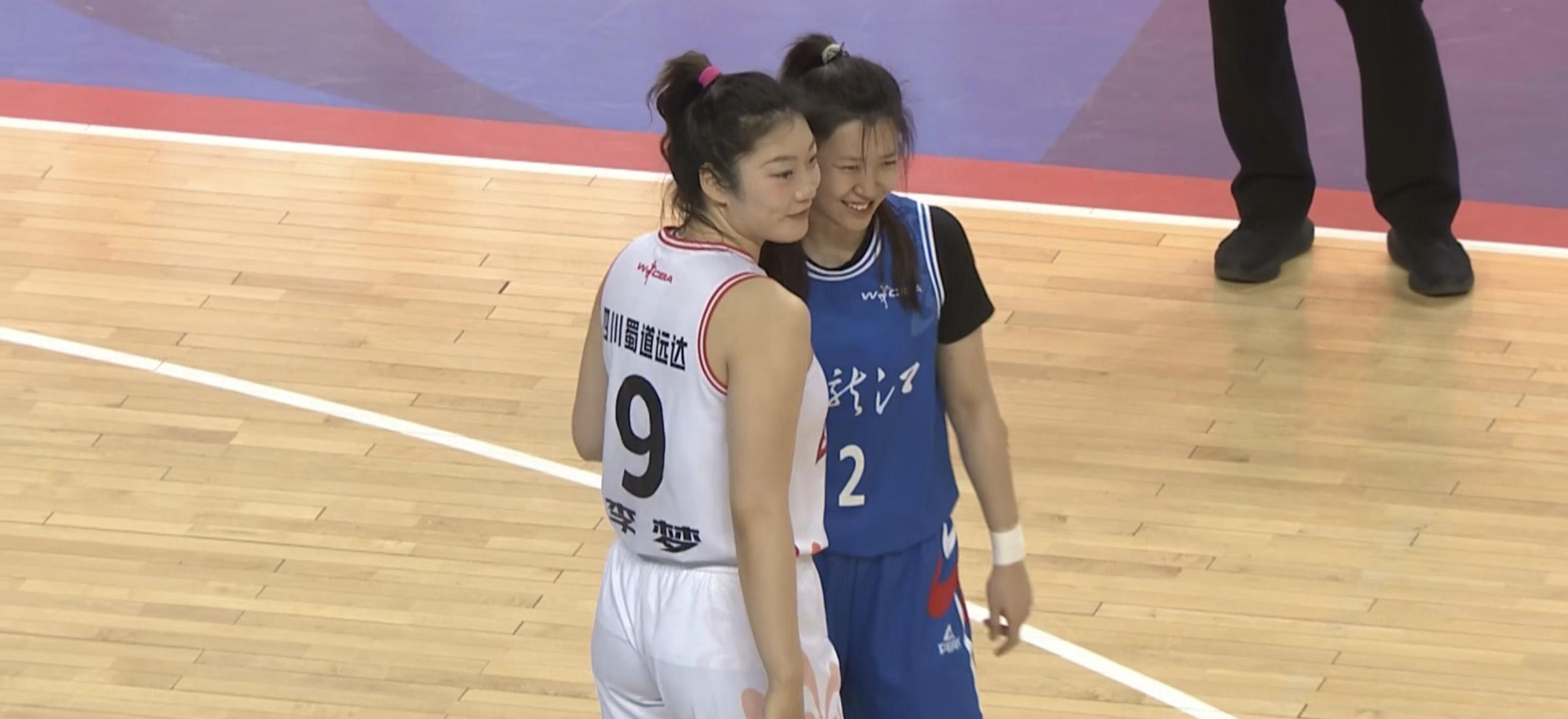 包含阿联酋女篮击败对手，晋级至下一轮的词条