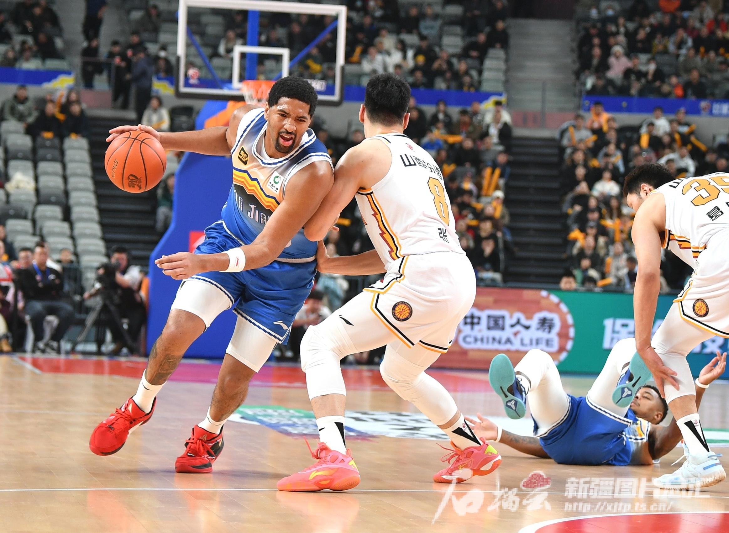 关于新疆男篮战胜广州队，实力碾压对手再现神勇的信息