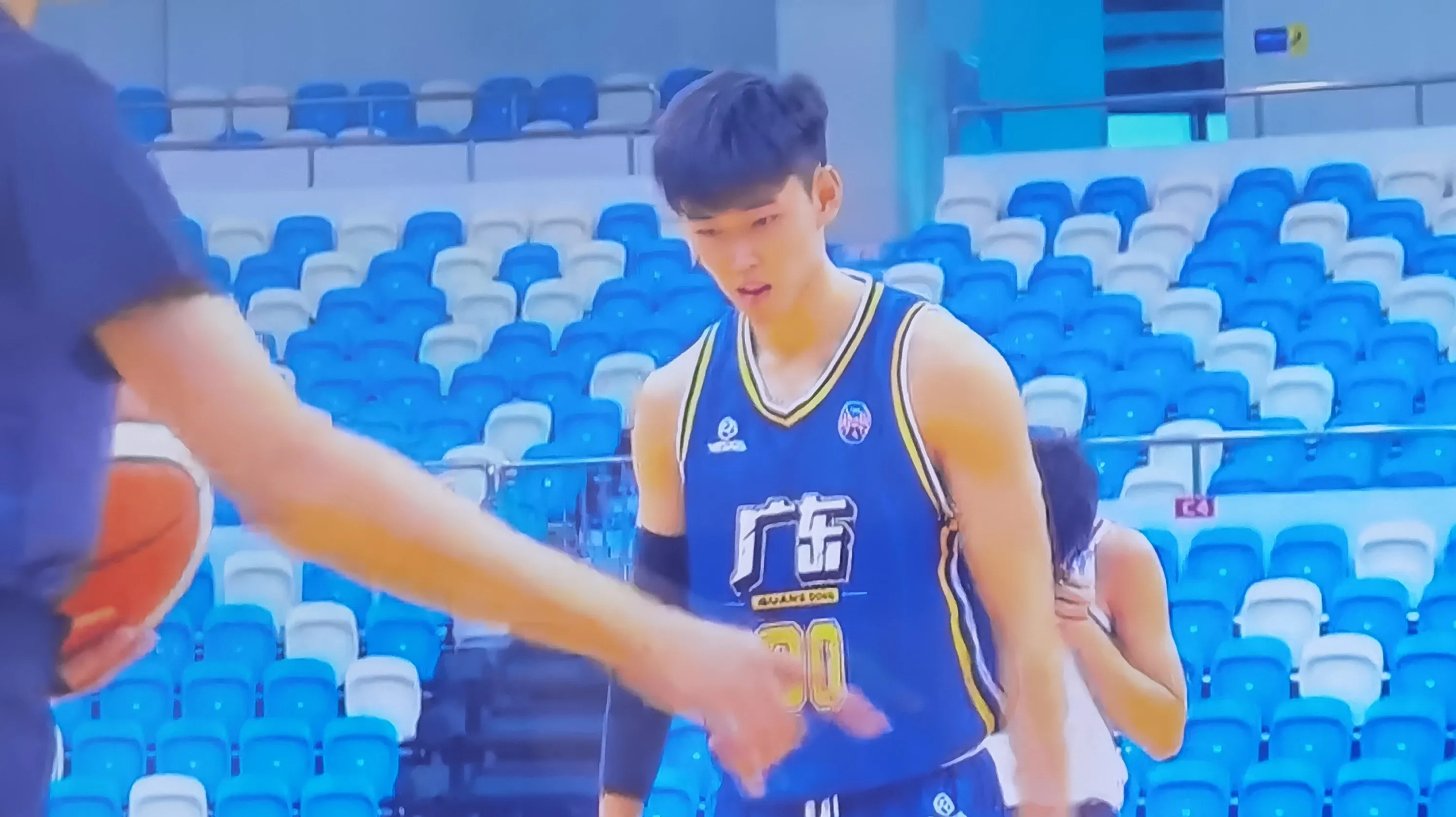 亚美体育网页版-广东男篮张昊训练日常投射训练&amp;结合球出手