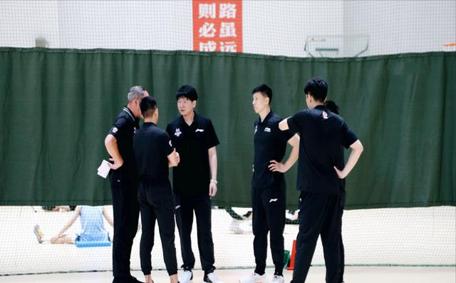 关于海南男篮苦战取胜，主力球员发挥关键作用的信息